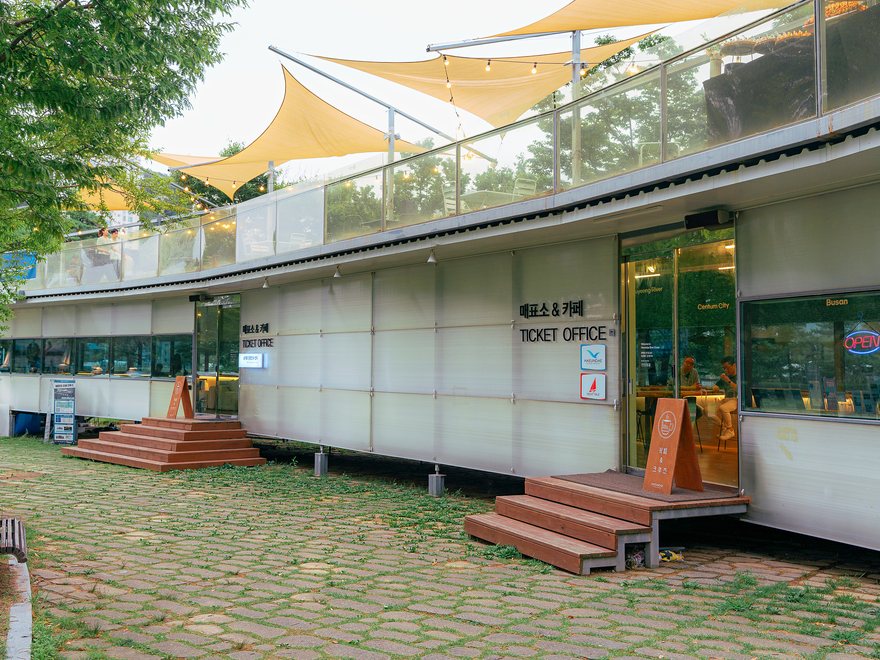 The ticket office building in Naru Park