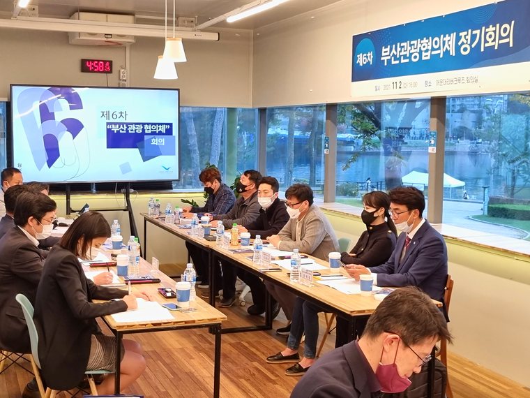 A seminar in the indoor space with a screen
